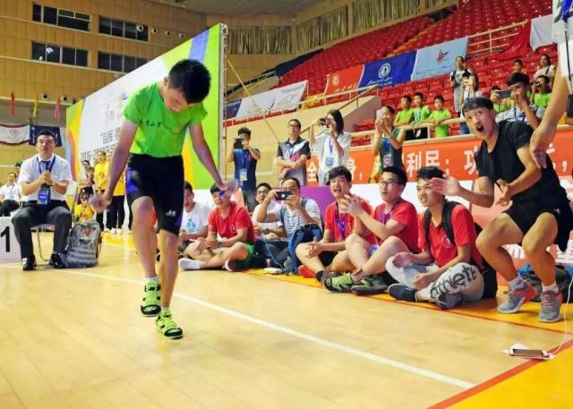 2015年首届世界学生跳绳锦标赛,岑小林30秒完成220次跳绳;2016年全国