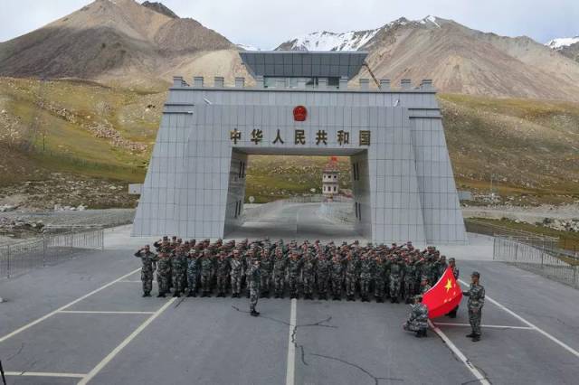 红其拉甫边防连官兵骑牦牛巡逻吾甫浪沟:在风雪和洪水