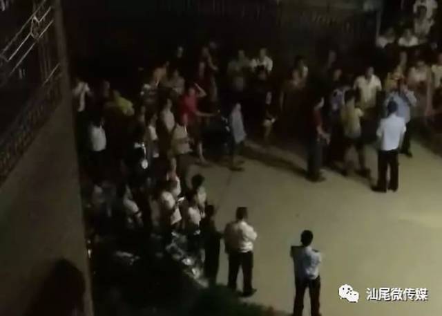围观群众议论纷纷 男子被盖上遮布