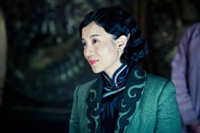 小宋佳旗袍造型气场全开,可妩媚动人,可英气十足,让人欲罢不能!
