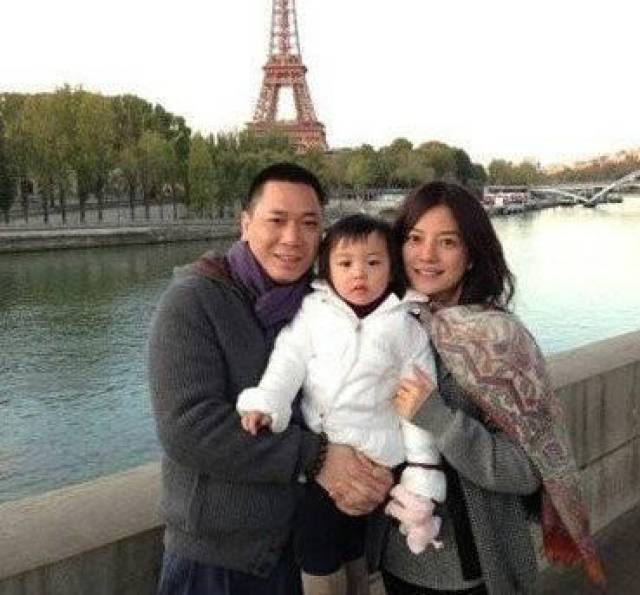 明星和埃菲尔铁塔的合照:黄晓明baby拍婚纱,李冰冰变身托塔天王