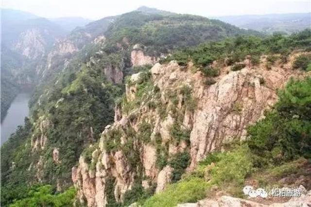 九龙湾山庄坐落在王家洼子村,紧邻龙潭湖.