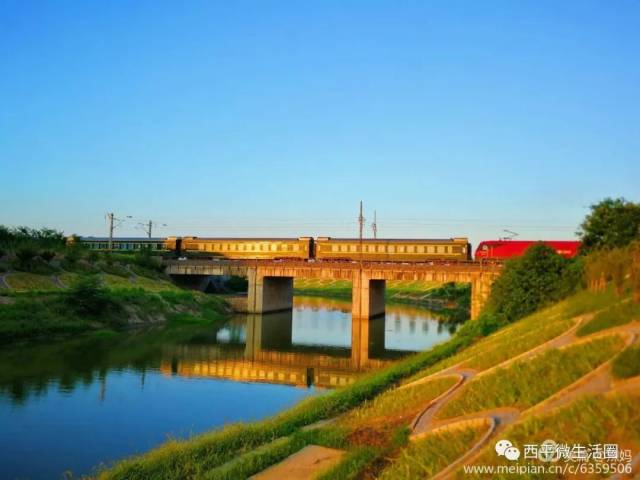 落日余晖下的小洪河畔老铁路桥,这么美!你有多久没看过了?