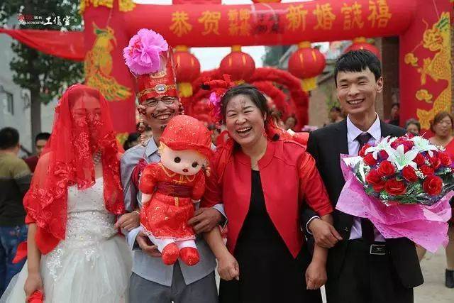 吕梁村里结婚拍到的一幕,太喜庆了!