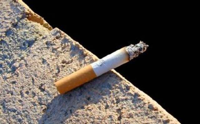 上海一男子将未燃尽的烟头随手扔进他人车内,造成严重
