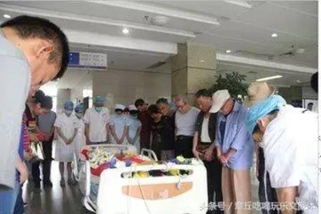 他的老伴穆向英于2006年去世,向山东大学医学院捐献了遗体.