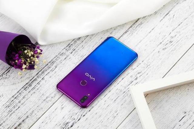 vivo z1极光版,售价1598元:美的不止外观