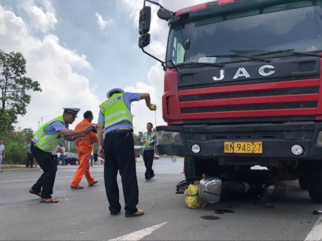 今天上午,六安发生严重车祸!一人当场死亡…肇事