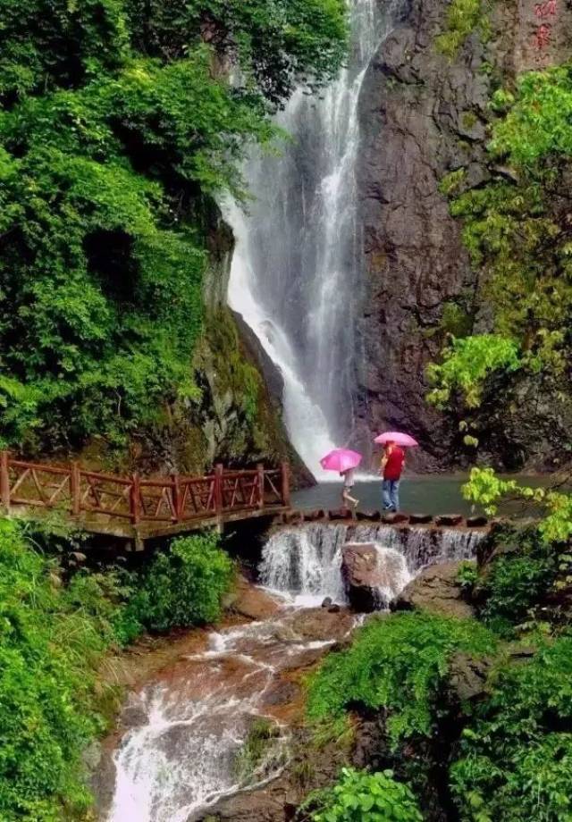 整个乔岳群山遍布神奇色彩的各式景点,因其"满目青翠笼秀水,云横岩叠