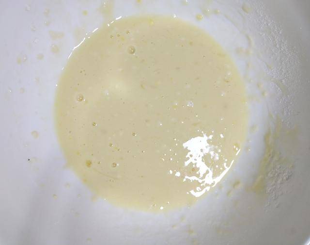 5用筷子或者打蛋器搅匀,尽量里面没有小面疙瘩.