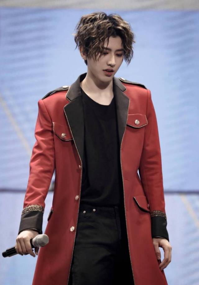 同样是顶胯动作:陈伟霆艺兴致命会撩,王俊凯懵了,蔡徐坤被嘲讽