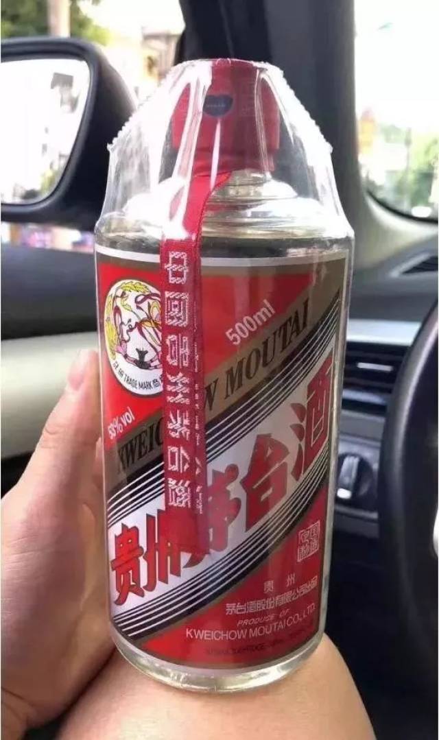 茅台酒出新品了?透明玻璃瓶装的,长见识了!