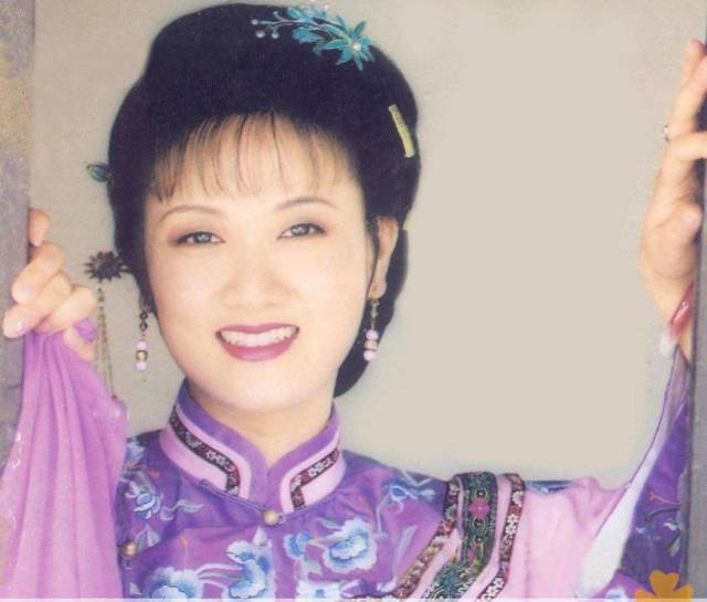 邓婕在《康熙微服私访记》里饰演温柔贤惠的宜妃,与凤姐截然不同.