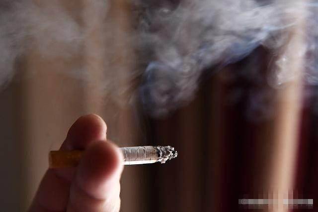 长期吸烟的人请记住:身体有5种反应时,不利于养生,请尽早戒烟