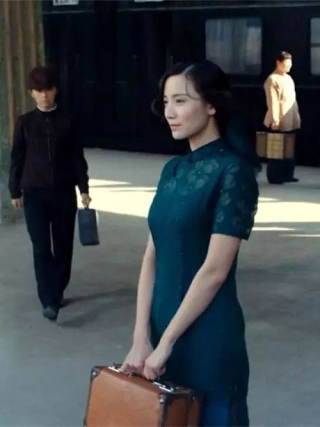 小宋佳旗袍造型气场全开,可妩媚动人,可英气十足,让人欲罢不能!