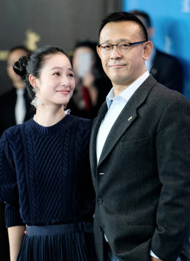 曾获选美比赛冠军,和姜文年龄相差15岁,周韵生活中被宠成公主!