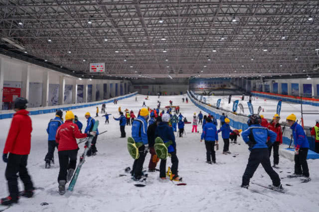 绍兴乔波滑雪馆建筑面积近 3 万平方米,设有儿童戏雪乐园,初级滑雪道