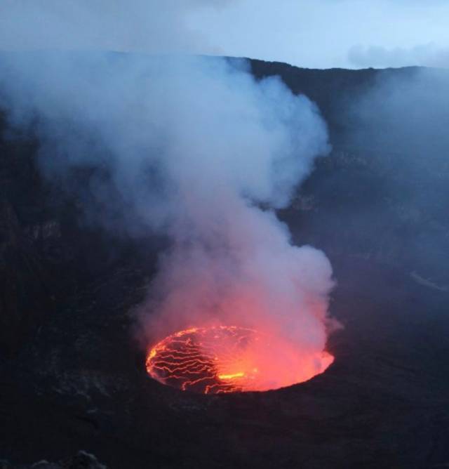 公园里的卡里辛比火山是可以攀登的,需要花费两天时间.