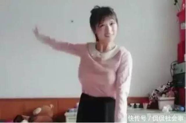 老板让上班不许穿内衣视频_美女只穿内衣