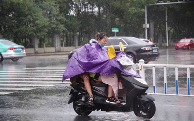 穿着雨衣也没用