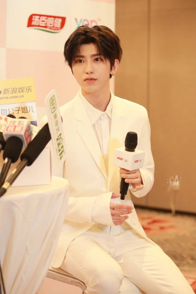 蔡徐坤担任首席好看官 这是什么童话世界走出来的白马王子!