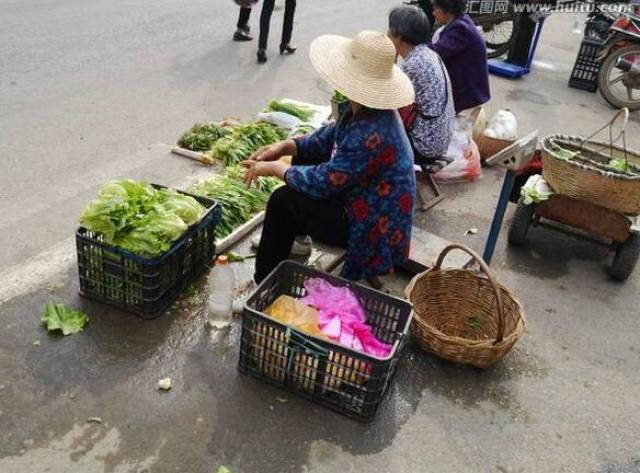 我拿去买小鸡苗的时候别人不肯要,说是假钱,我这个月卖小菜都白卖了