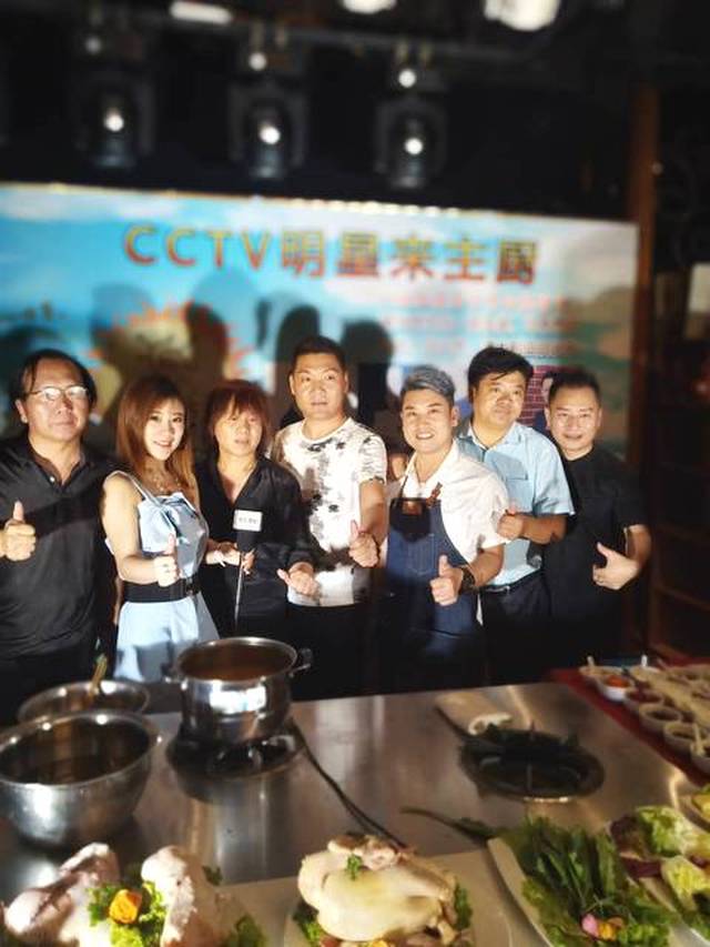 明星大厨喻太均在蜀乡酒楼热情接待著名演员刘小光