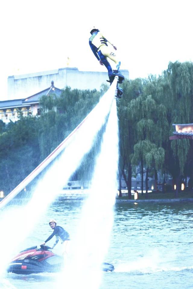 水上飞人,花式摩托艇,上天下水全体验……这个夏天这里最嗨!