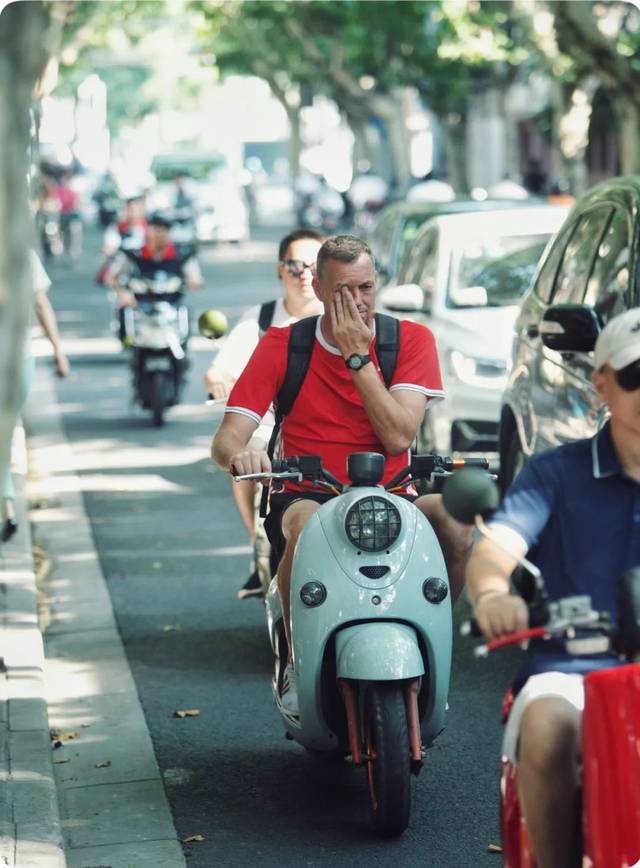 在上海骑电驴的外国人,他们最怕的事情是……丨现在上海