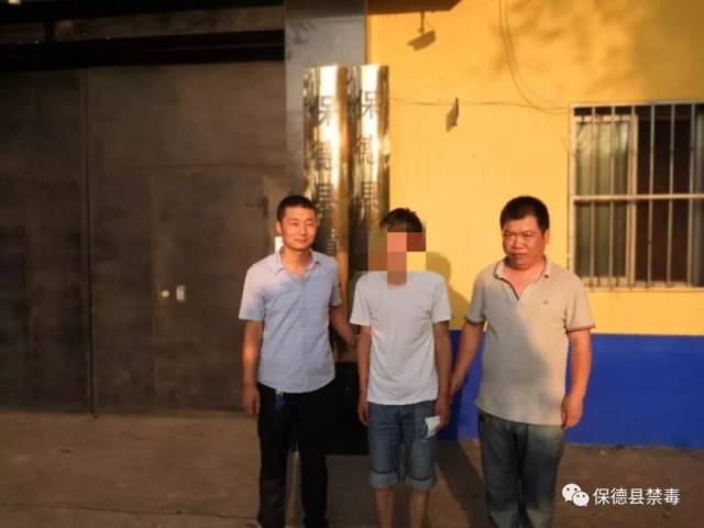 在保德县东关镇沙沟小区的住户楼中抓获了贩毒人员