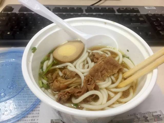 毛血旺,酸辣粉,干锅,花甲……办公室里点这些重口味外卖,真的好吗