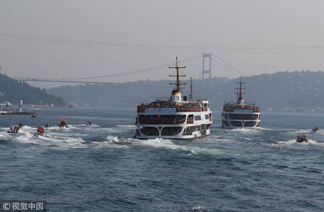 跨欧亚大陆!土耳其举行博斯普鲁斯海峡洲际跨