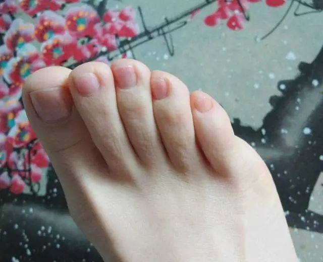 当拼脸的女明星纷纷露出脚丫,看谁最终赢在细节里!