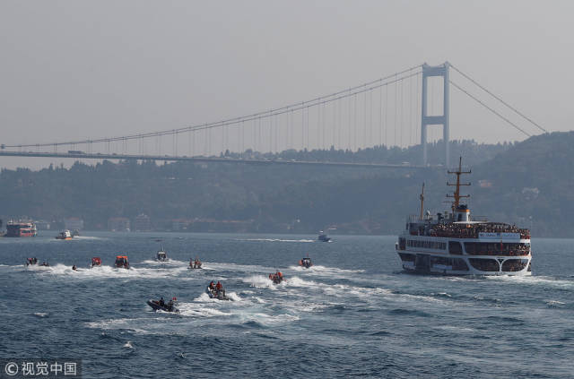 跨欧亚大陆!土耳其举行博斯普鲁斯海峡洲际跨