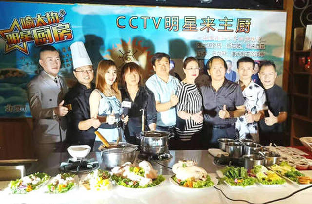 明星大厨喻太均在蜀乡酒楼热情接待著名演员刘小光