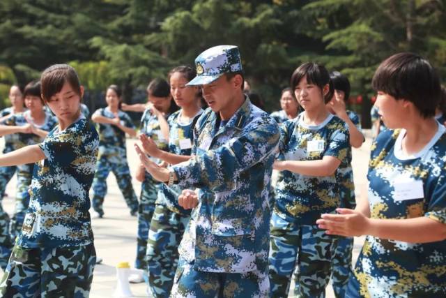 军训教官招聘_信息学院领导慰问军训教官及新生(3)