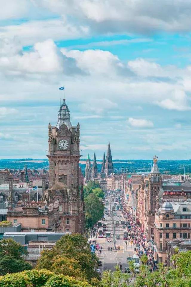 爱丁堡是苏格兰南部低地的中心,也是苏格兰的首府,它建在海拔130多米