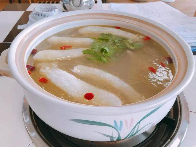 揭开锅盖那一刻迎面飘来香味,除了竹荪山药鸡外,还有一款天麻火腿鸡