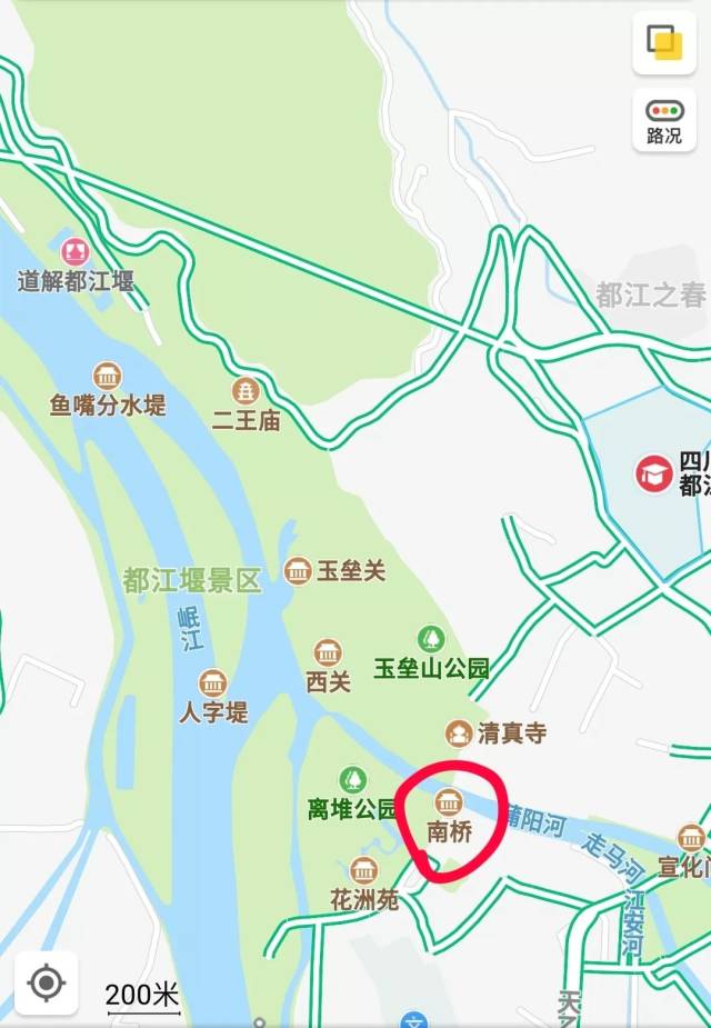 从玉垒山公园可以直接走到都江堰景区,景区里游玩的可就多了,二王庙