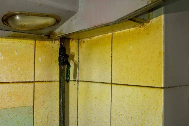 戳下方厨房看爆炸清洁视频10年油污老视频大约2分钟就消失▲清洗伦理效果操图片