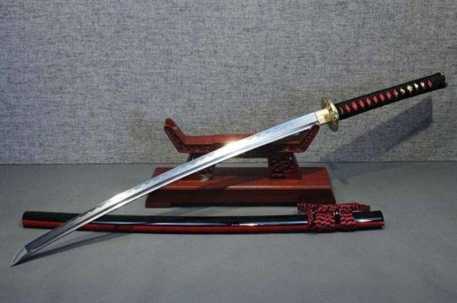 中华唐刀与日本武士刀在使用方式上有何不同?