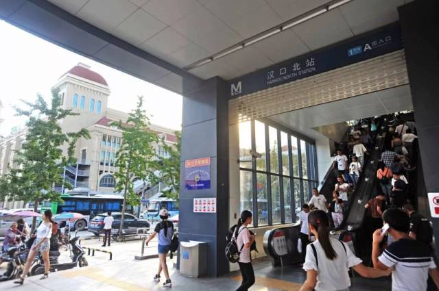 地铁汉口北站客流高峰图为7月16日18时许,武汉轨道交通1号线汉口北站