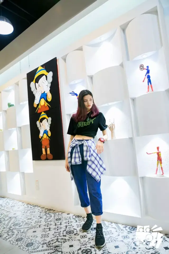 这里还有一间 超级少女ins风的房间,绿色的背景墙,不管是自拍还是他拍
