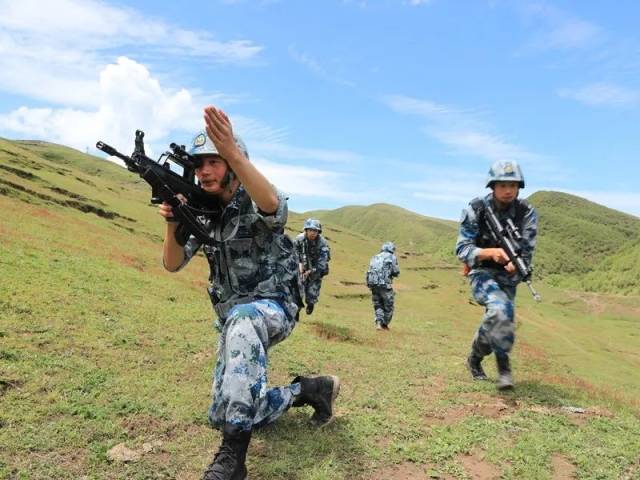 空降兵某特战旅上高原 训练向实战靠拢