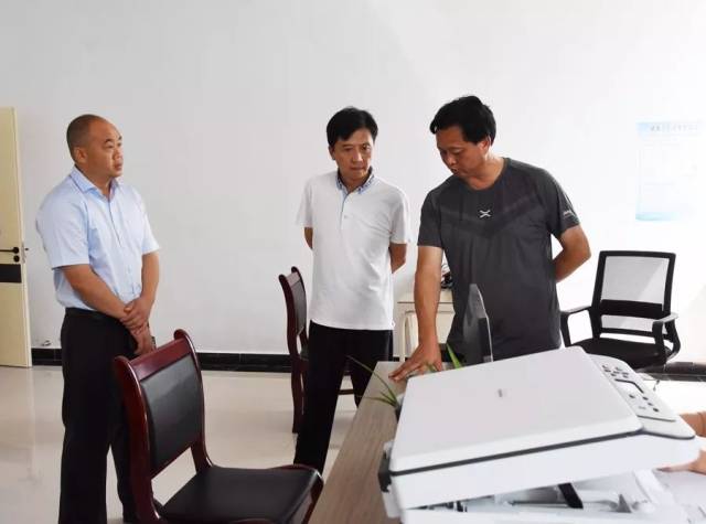 主任王飚一行到大龙调研跨区域易地扶贫搬迁工作,市移民局局长黄万清