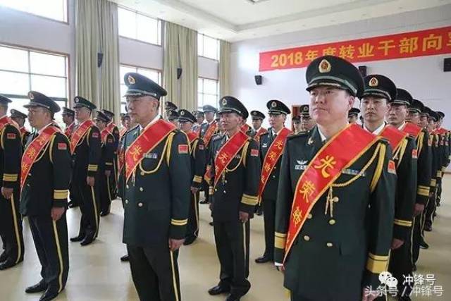 依依不舍 当部队长刘宝权宣布完转业命令后,象征着他们正式从部队走向