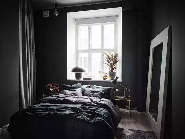 房间因为面积过大的黑灰色略显压抑,在窗台摆上绿植,既美观又环保