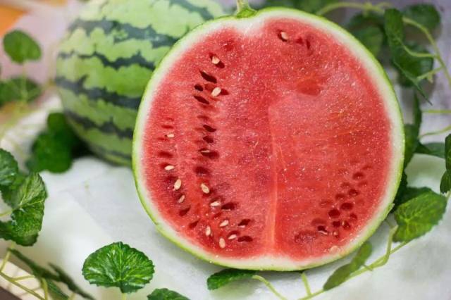 相比于黑美人,麒麟瓜甜之余,还多了一点脆,这种口感特点是其他西瓜