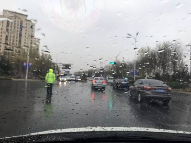 倾城 当人们还在为采用何种交通方式上班烦恼时 他们早已站在风雨中