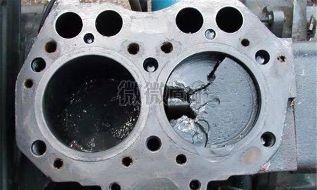 气缸盖上的水堵和发动机侧面的半圆堵头损坏,容易导致机油进水.